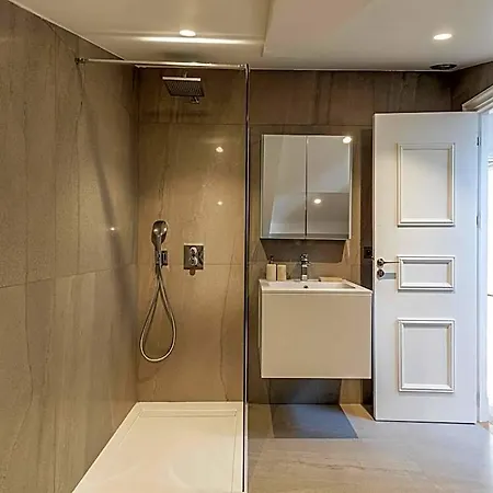 Sumptuous Renovated Penthouse - Gray D'albion-croi